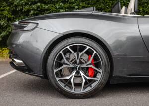 Image 15/39 of Aston Martin DB 11 Volante (2018)