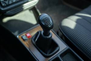 Imagen 46/50 de Mercedes-Benz 190 E (1988)