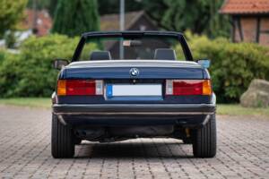 Image 21/99 of BMW 320i (1989)