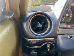 Image 111/139 of Mercedes-Benz 240 D (1978)