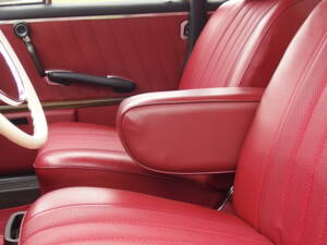 Image 30/31 of Mercedes-Benz 220 SE b (1963)
