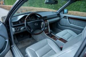 Bild 2/8 von Mercedes-Benz E 220 (1994)