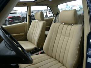 Imagen 10/21 de Mercedes-Benz 200 D (1984)