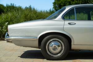 Image 25/50 de Jaguar XJ 6 4.2 (1970)