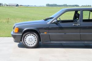 Immagine 32/50 di Mercedes-Benz 190 E 2.3-16 (1986)