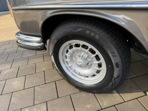 Image 30/32 of Mercedes-Benz 300 SEL 6.3 (1970)