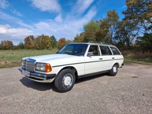 Image 2/20 of Mercedes-Benz 200 T (1983)