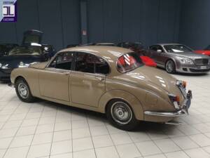 Image 5/64 of Daimler V8-250 (1969)