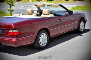 Bild 14/79 von Mercedes-Benz E 220 (1996)