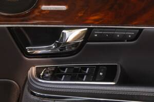 Immagine 8/37 di Jaguar XJ 5.0 (2011)