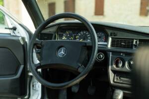 Image 27/45 of Mercedes-Benz 190 E (1987)