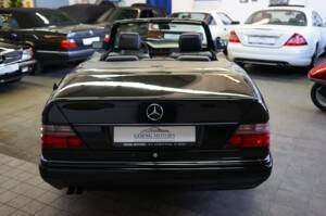 Image 21/36 of Mercedes-Benz E 320 (1995)