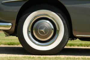 Imagen 31/50 de Mercedes-Benz 190 SL (1962)