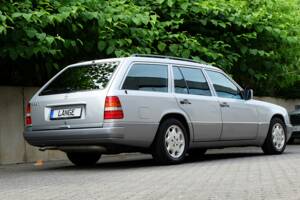 Imagen 2/75 de Mercedes-Benz E 280 T (1994)