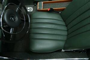 Image 14/50 de Mercedes-Benz 280 SL (1970)