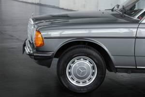 Immagine 8/49 di Mercedes-Benz 230 TE (1981)