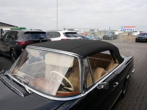 Image 24/25 of Mercedes-Benz 220 SE b (1963)