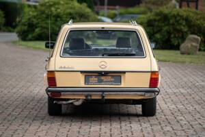 Image 15/53 de Mercedes-Benz 200 T (1982)