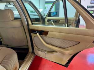 Image 27/30 of Mercedes-Benz 380 SE (1985)