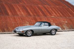 Image 9/34 de Jaguar E-Type (1968)