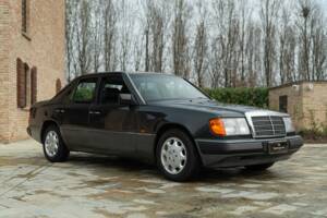Obraz 2/49 pojazdu Mercedes-Benz 320 E (1993)