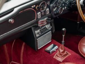 Immagine 53/74 di Aston Martin DB 5 Vantage (1964)