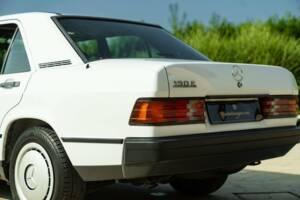 Image 21/45 of Mercedes-Benz 190 E (1987)