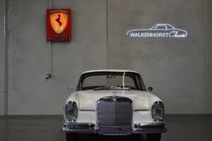Image 2/61 de Mercedes-Benz 250 SE (1966)