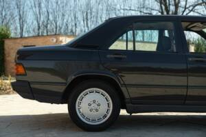 Image 18/50 de Mercedes-Benz 190 E (1988)