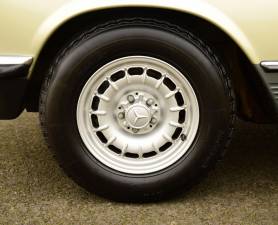 Image 17/50 of Mercedes-Benz 500 SL (1983)