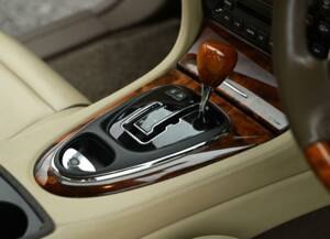 Image 22/50 of Jaguar XJ 8 4.2 (2007)