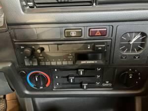 Image 12/17 of BMW 320i (1990)