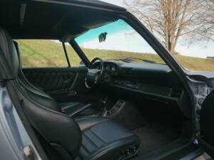 Image 27/37 de Porsche 911 Carrera 2 (WTL) (1992)