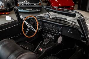 Image 4/53 de Jaguar E-Type (1970)