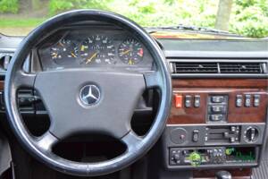 Image 21/49 de Mercedes-Benz 230 GE (SWB) (1993)