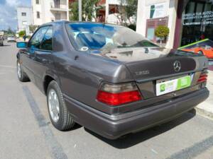 Image 35/35 of Mercedes-Benz E 200 (1995)
