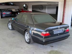 Image 10/25 of Mercedes-Benz E 500 Limited (1994)