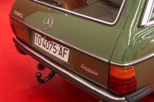Bild 41/54 von Mercedes-Benz 250 T (1979)