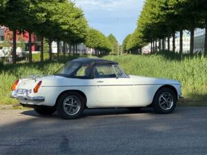 Image 17/18 of MG MGB (1975)
