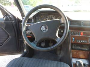 Image 18/50 of Mercedes-Benz 250 TD Turbo (1992)