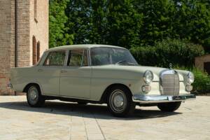 Image 2/50 of Mercedes-Benz 200 (1966)