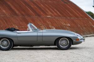 Image 17/34 de Jaguar E-Type (1968)