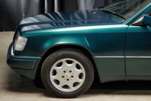 Image 9/40 de Mercedes-Benz E 220 (1995)