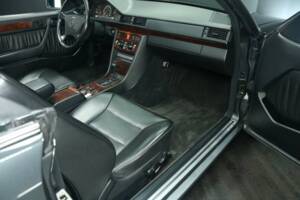 Bild 29/50 von Mercedes-Benz 300 CE-24 3.4 AMG (1993)