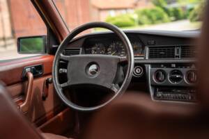 Bild 35/62 von Mercedes-Benz 190 E (1983)