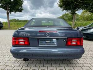 Immagine 4/20 di Mercedes-Benz SL 500 (2000)