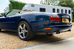 Image 38/50 of Jaguar XKR (2000)