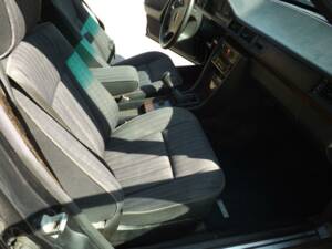 Image 42/50 of Mercedes-Benz 250 TD Turbo (1992)