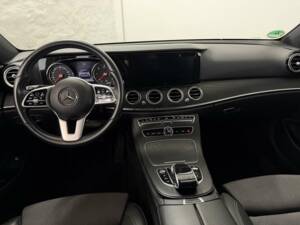 Image 17/32 of Mercedes-Benz E 200 d (2020)