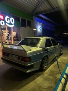 Immagine 47/49 di Mercedes-Benz 190 E (1990)